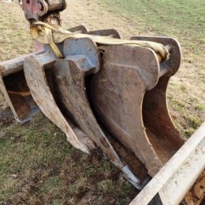 foto 8.8t excavator 4buckets Volvo ECR88D tracked