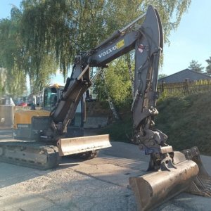 foto 9t excavator rubber ofset Volvo ECR88D